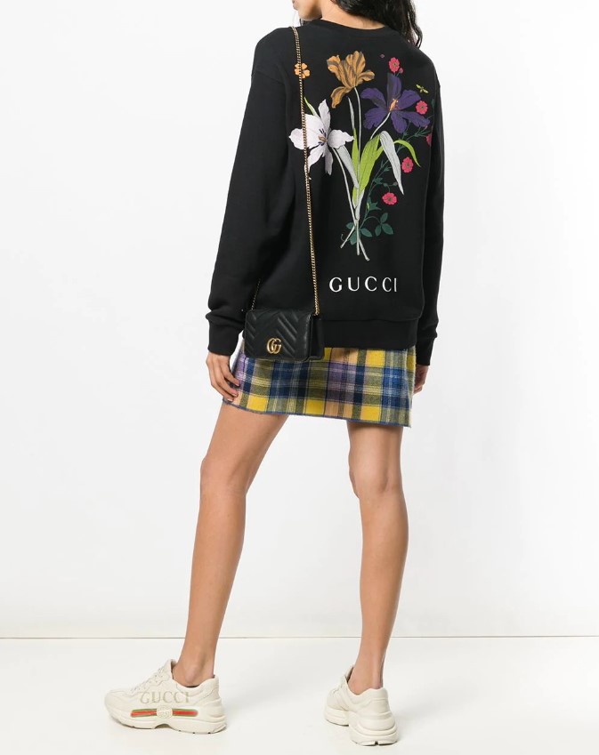 Sweatshirt med blomster.