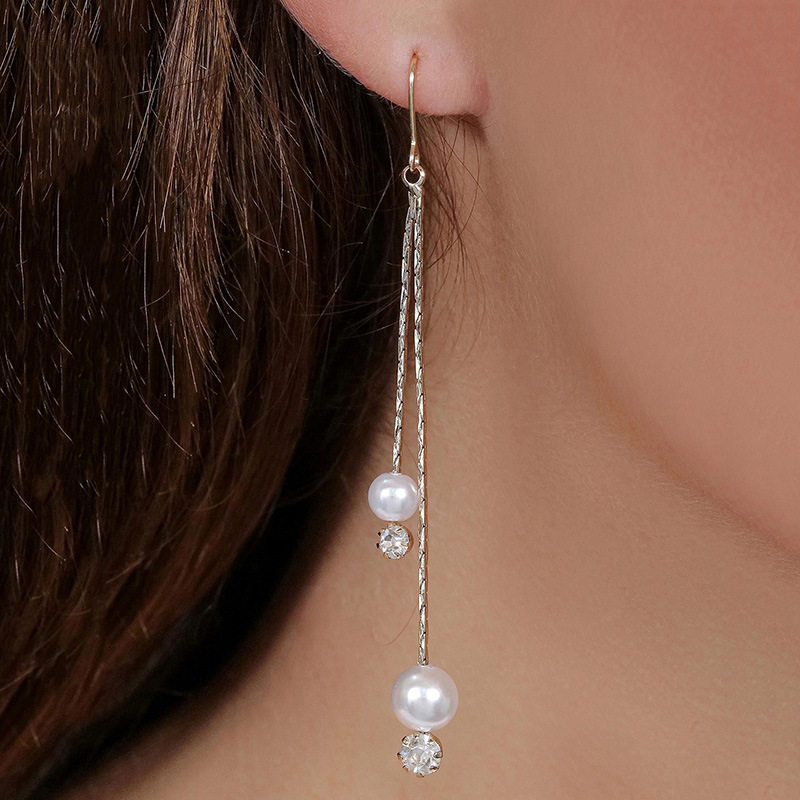 Pendientes colgantes con perlas.