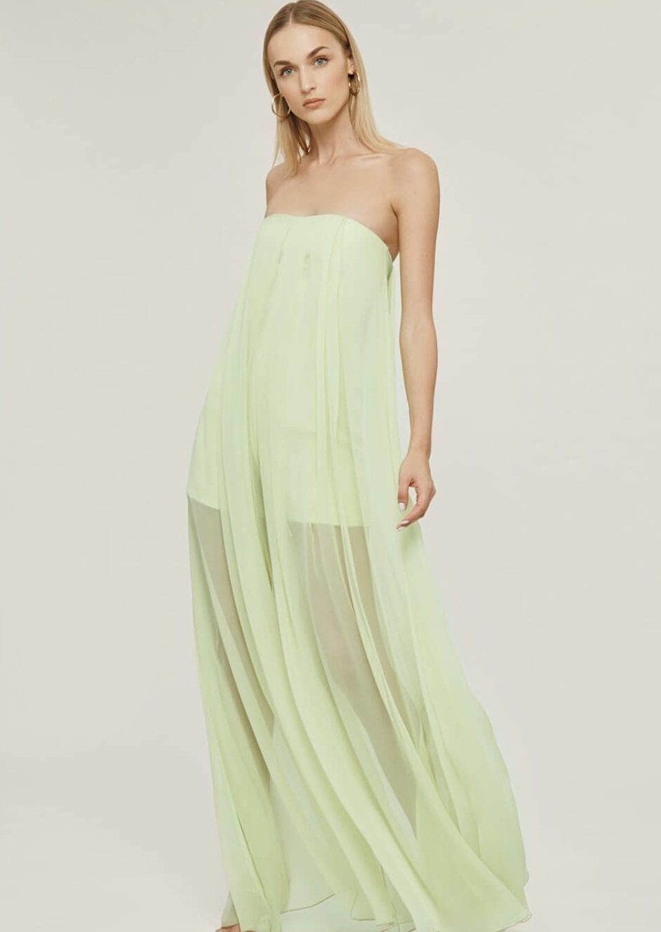 Long dress with open shoulders.