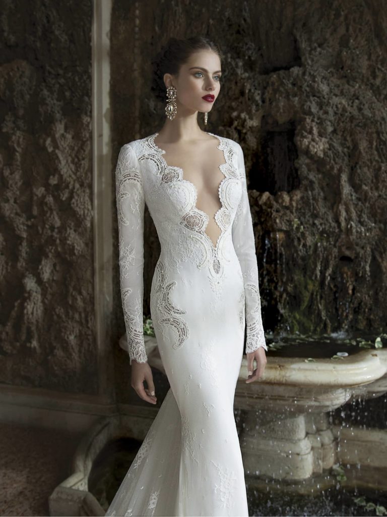 robe de mariée avec un décolleté profond.