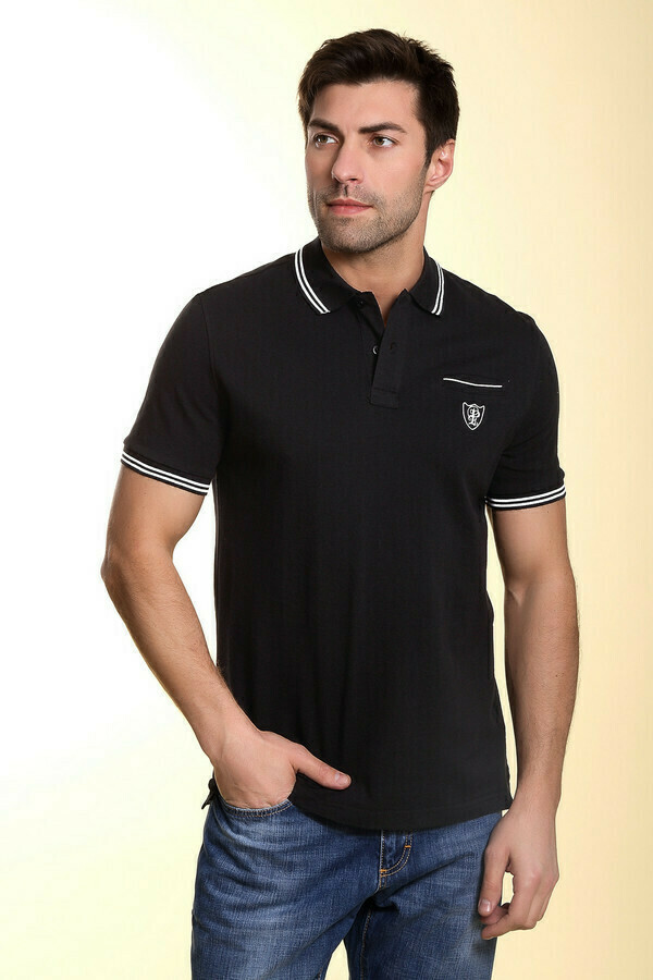 Tricou polo cu ornamente contrastante.