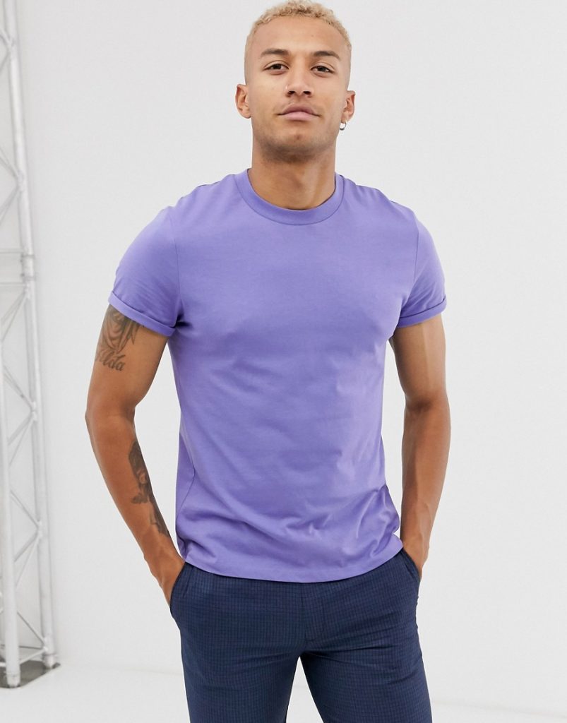 Camiseta morada.