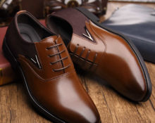 Sapatos marrons.