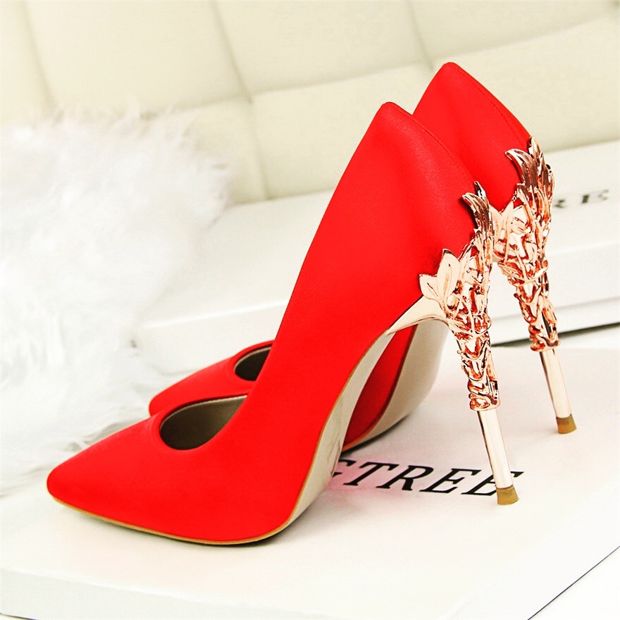 Kasut tumit stiletto merah.