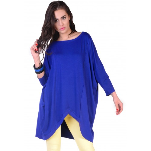 Tunik biru bersaiz besar.