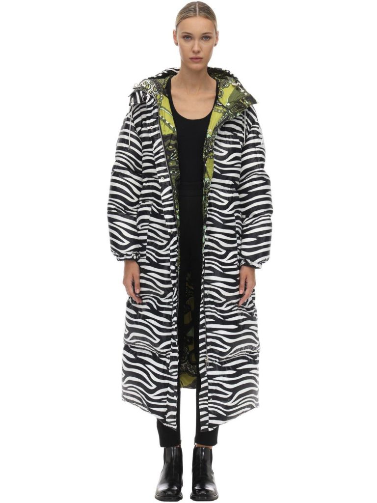 Daunenjacke mit Zebradruck.