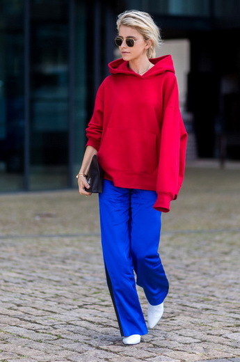 Bluza w jaskrawoczerwonym kolorze.