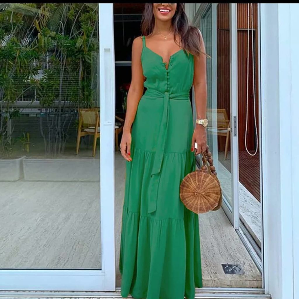 Um vestido verde.