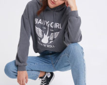 batang babae sa isang sweatshirt