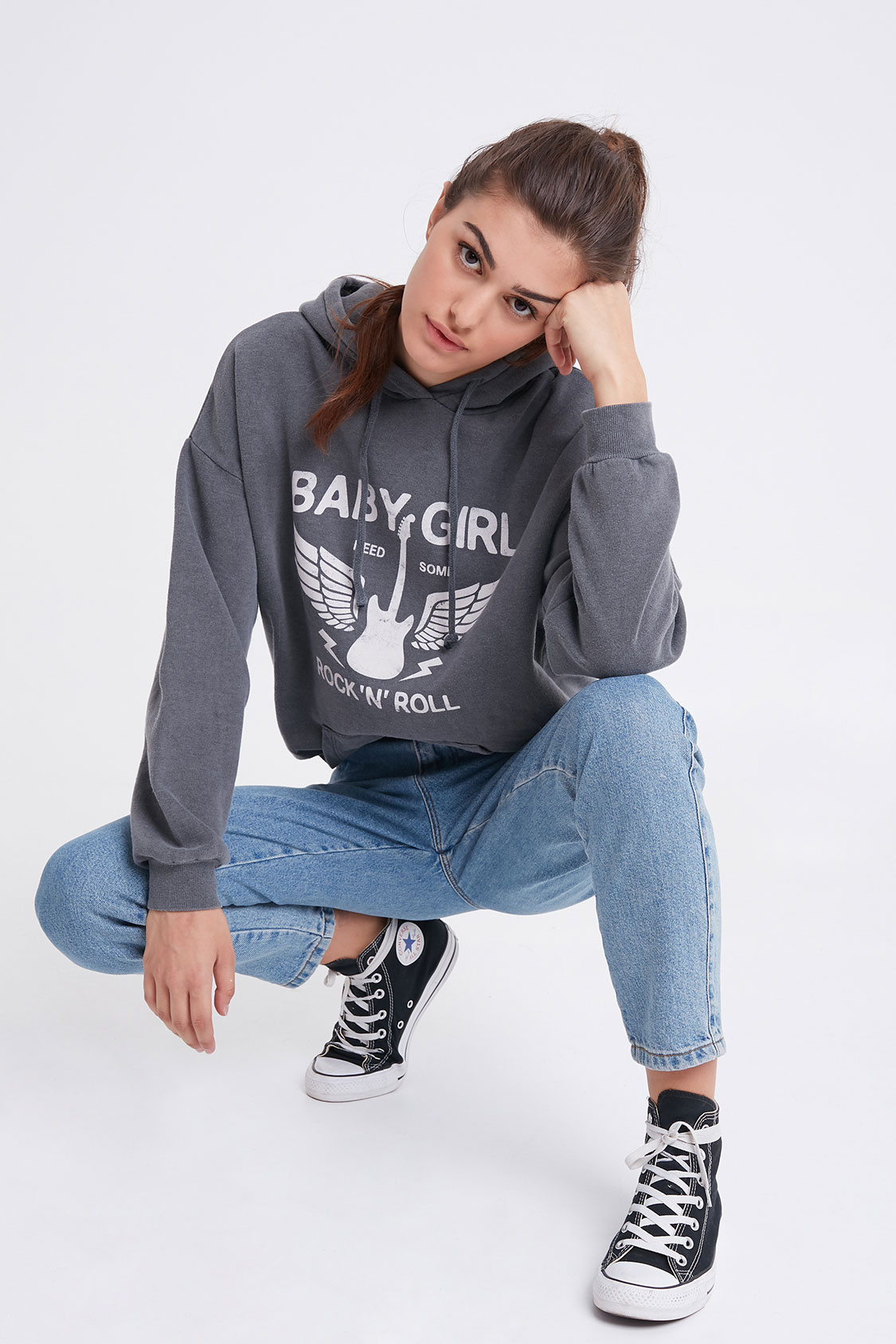 fille en sweat-shirt