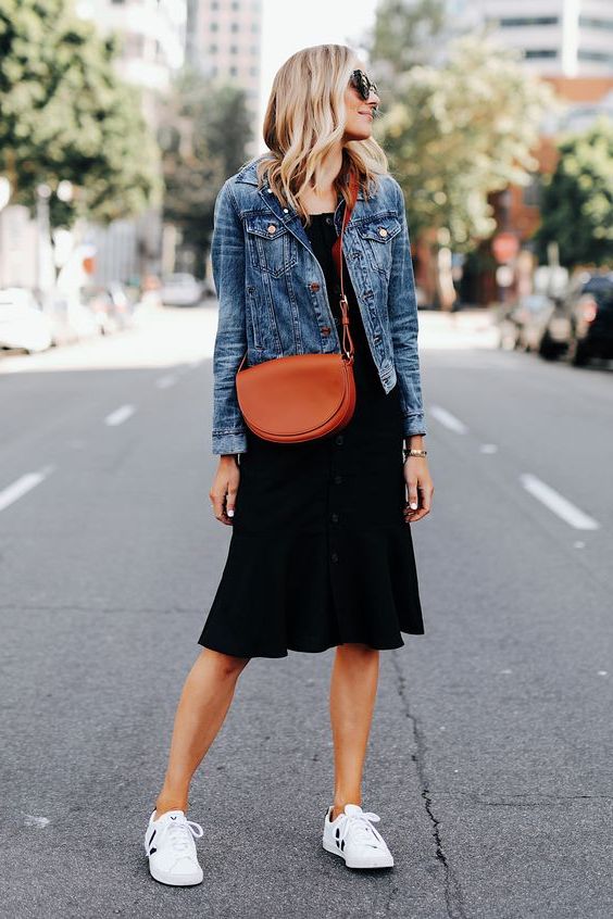 Look casual amb un vestit negre.