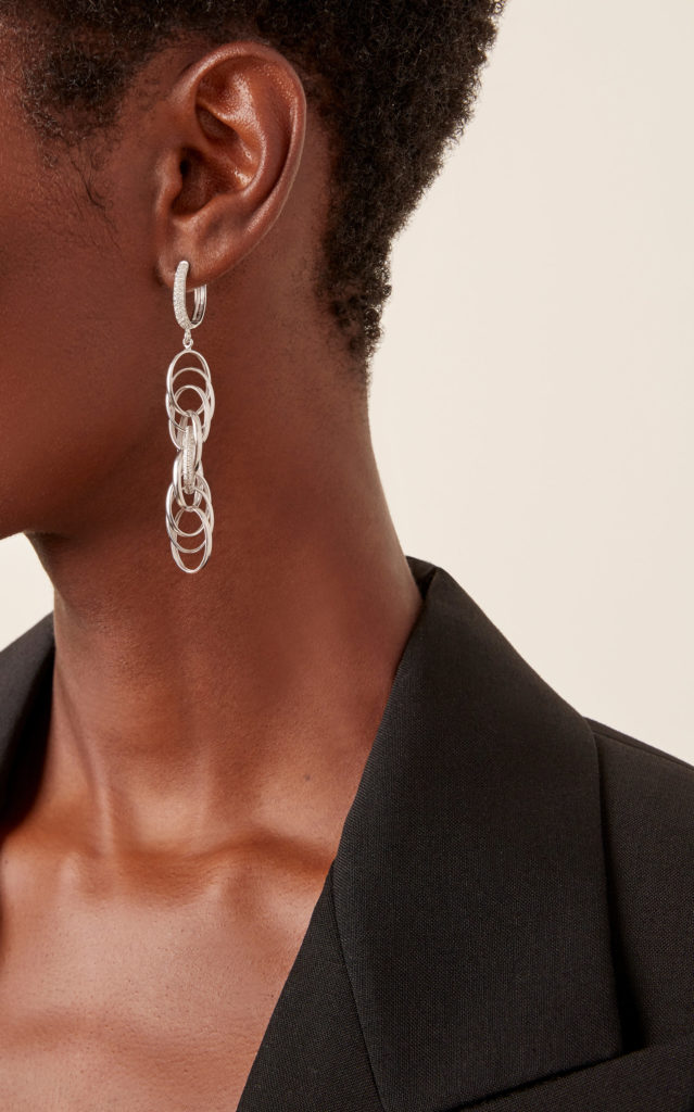 Longue boucle d'oreille avec diamants.