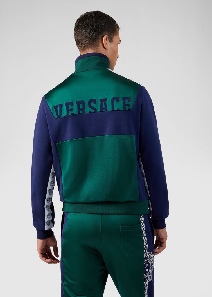 Bộ đồ Versace.