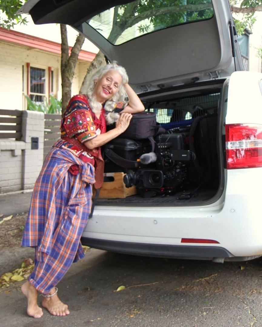 vrouw in de buurt van de auto