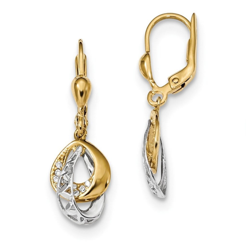 Boucles d'oreilles composées de deux métaux.