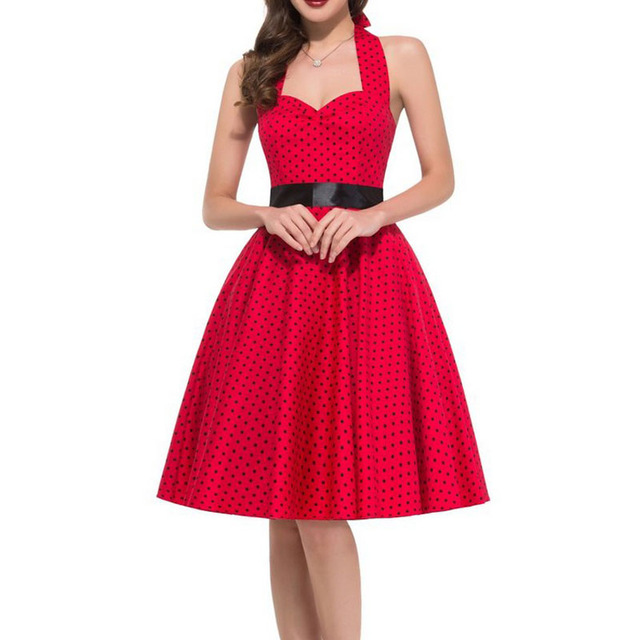 Vestido vermelho com pequenas bolinhas.