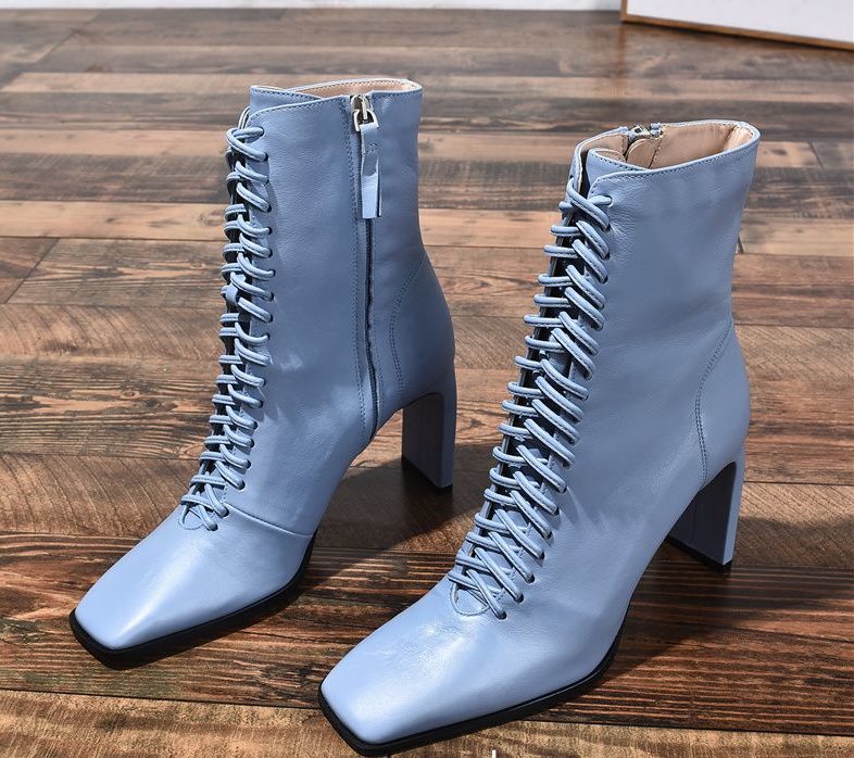 Asul na ankle boots.