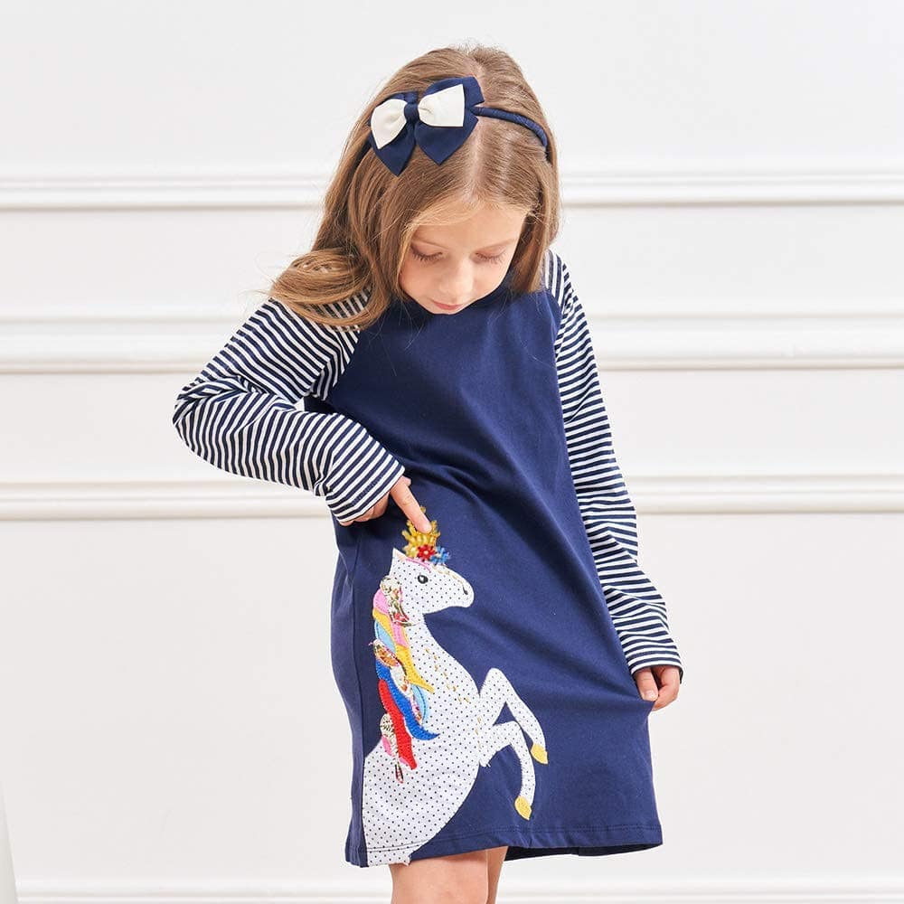 Robe bleue avec applique et imprimé.