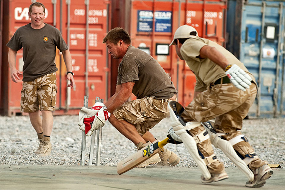 Soldats britanniques jouant au cricket