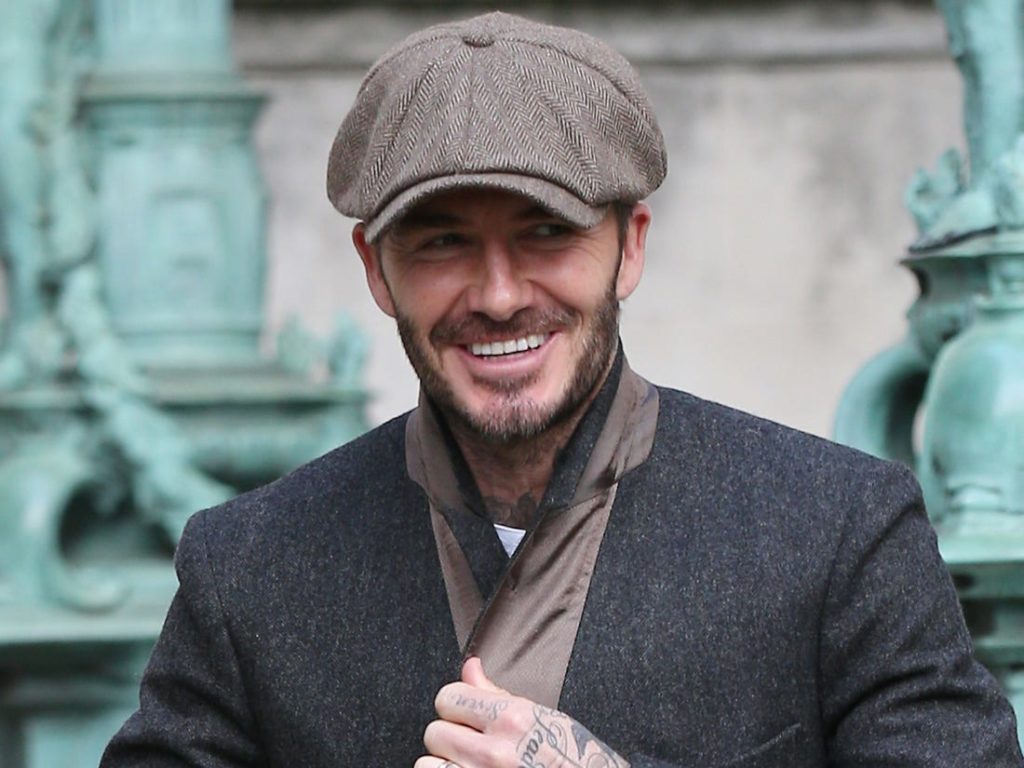 David Beckham đội mũ lưỡi trai.