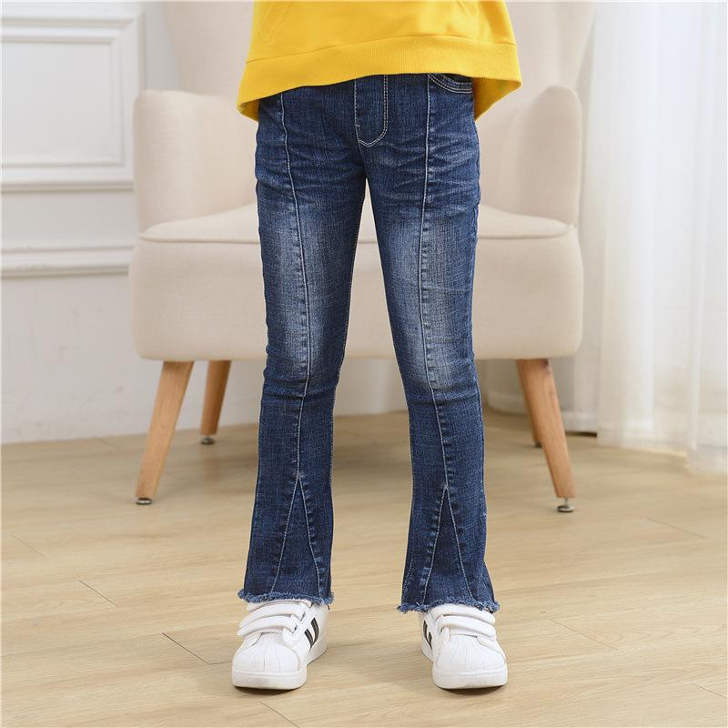 Modelo de jeans acampanados para niña.