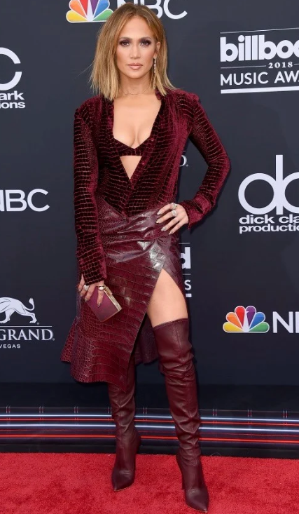 JLo con outfit color burdeos.