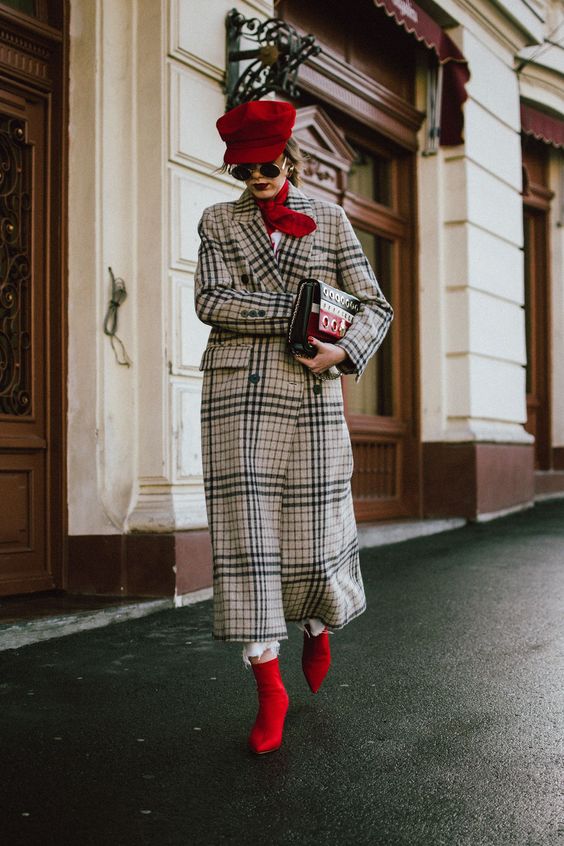 Boné vermelho.