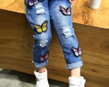 Jeans per bambina con farfalle.