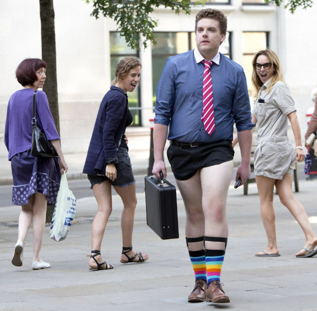 grappige foto van een man in korte broek in de stad