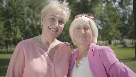 femmes plus âgées en rose