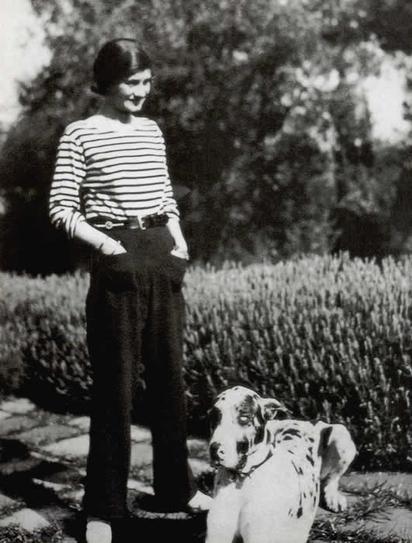 Coco Chanel ve vestě.