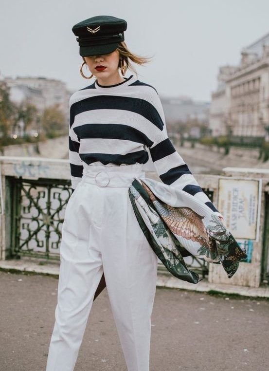 Look marin avec une casquette.