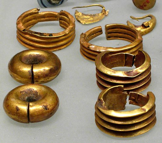 boucles d'oreilles des civilisations anciennes