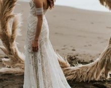 Vestido de noiva boho na praia.