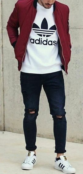 A sporty look with jeans.