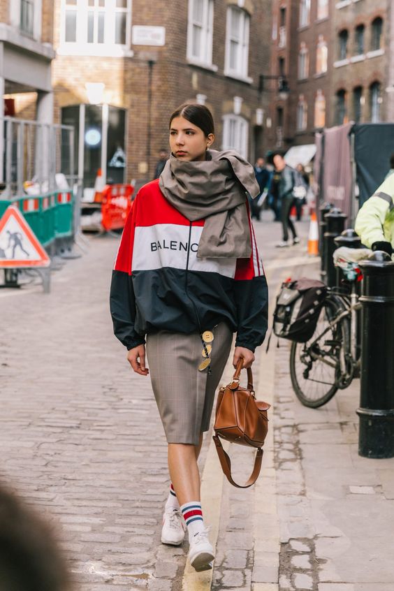 Een sportief chique look met een sweatshirt.