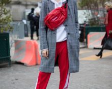 Un look sportif avec un pantalon rouge.