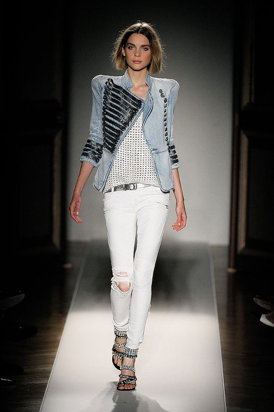 Penampilan glam rock dengan jaket biker denim.