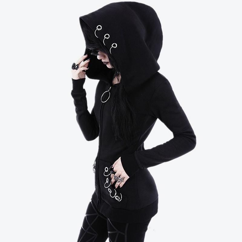 Diện mạo Gothic với áo hoodie.