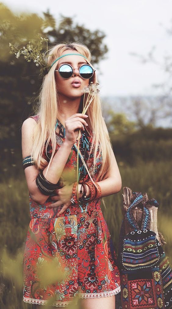 Sac hippie et lunettes.