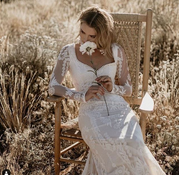 fille avec une fleur