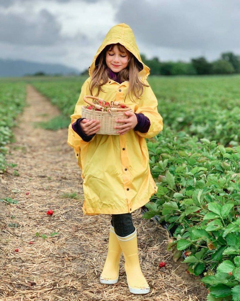 garota em uma capa de chuva