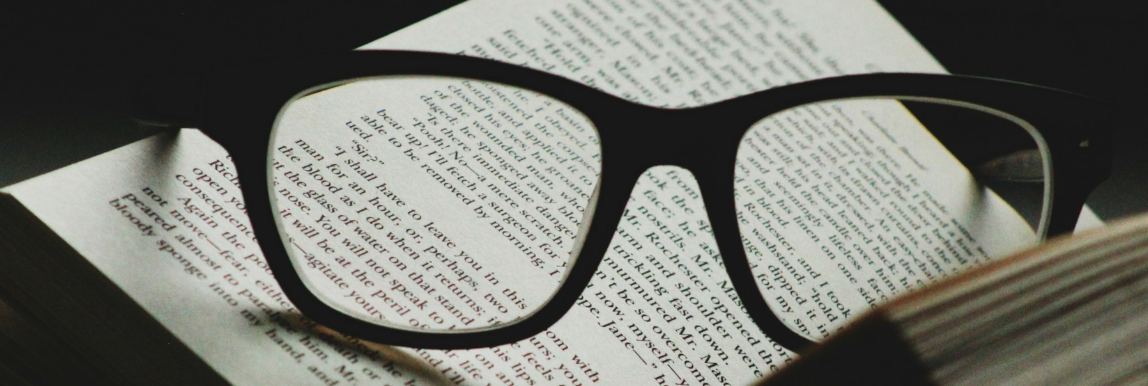 lunettes sur un livre