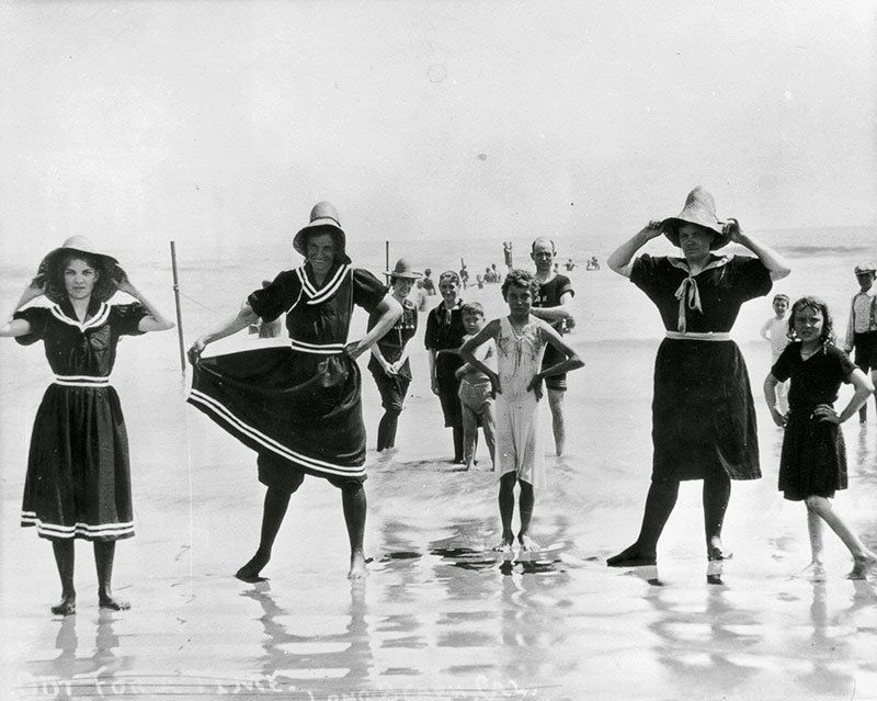 Les premières robes de bain