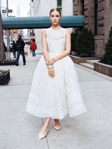 Vestido branco com sapatilhas.