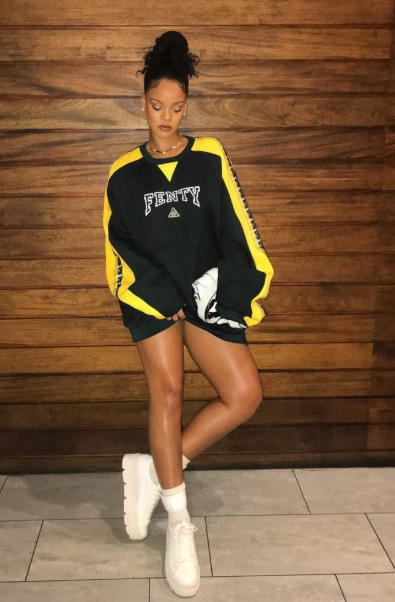 Rihanna mặc áo hoodie