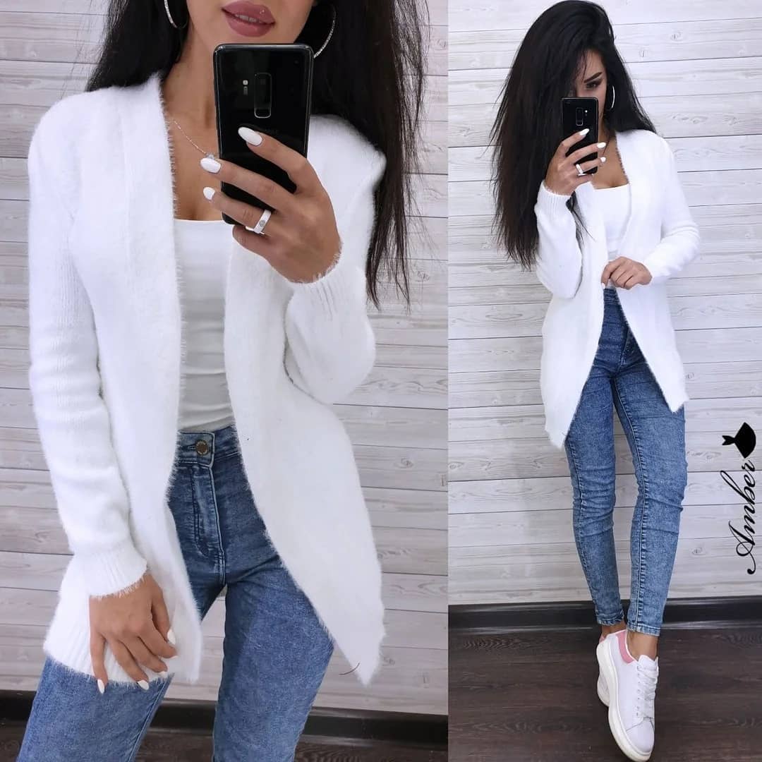 Cárdigan blanco con jeans ajustados