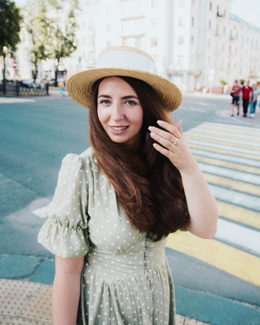 Fille dans une robe de thé et un chapeau