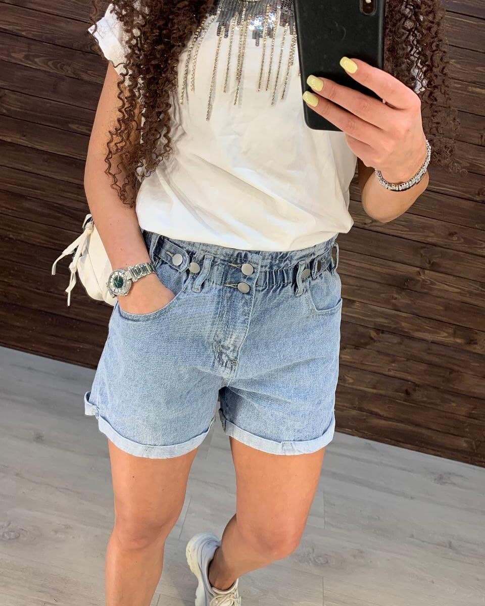 Short en jean avec t-shirt