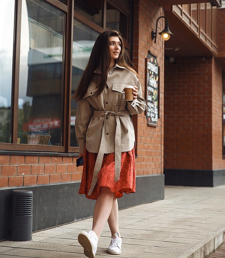 Trenchcoat mit Sneakers